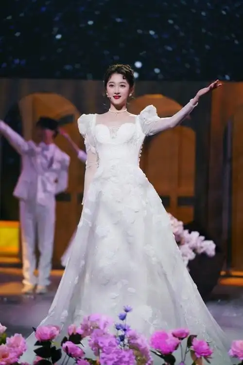 关晓彤的天生歌姬造型太美了吧,复古婚纱造型高级,波浪刘海真美插图1