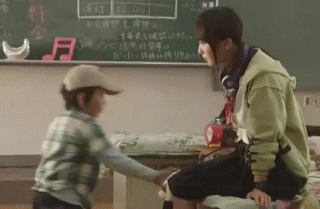 教室小男孩掀裙子女孩gif动图_动态图_表情包下载_soogif