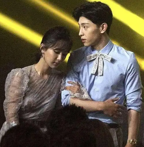 装红衣时甜蜜黑衣时虐心看了杨紫和邓伦的合影,再看和秦俊杰的同框