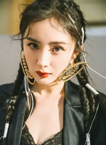 杨幂街头风编发又飒又酷穿蕾丝内衬秀身材