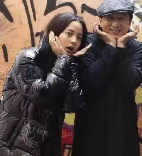 成龙不顾镜头靠近欧阳娜娜,注意娜娜手部动作,嫌弃藏也藏不住_消息