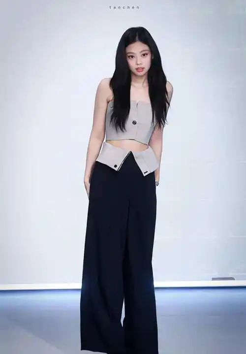 jennie金智妮一字肩抹胸性感小野猫造型_黑色_高跟鞋_脸颊