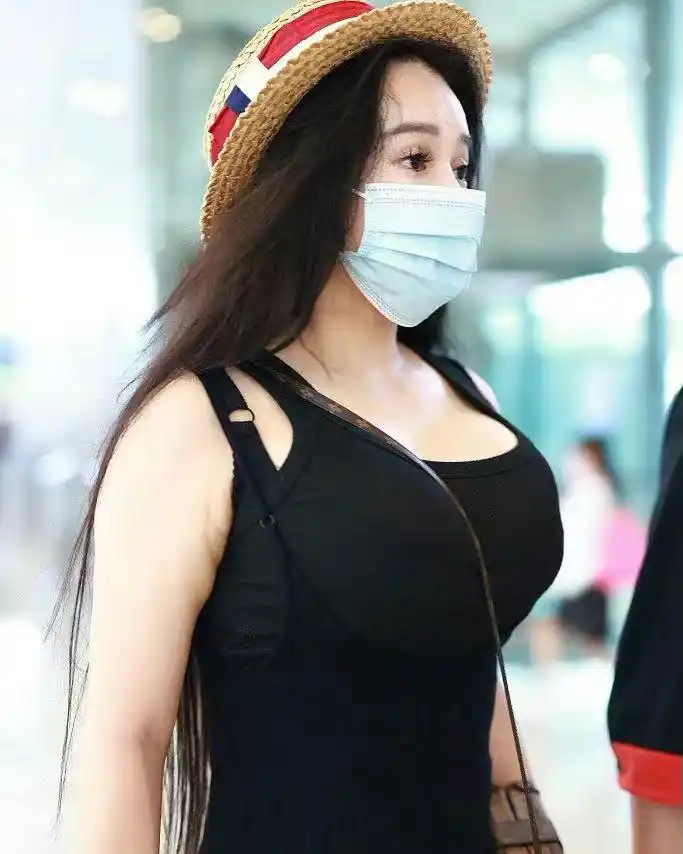 有网友拍到拳王邹市明老婆冉莹颖,身材超好