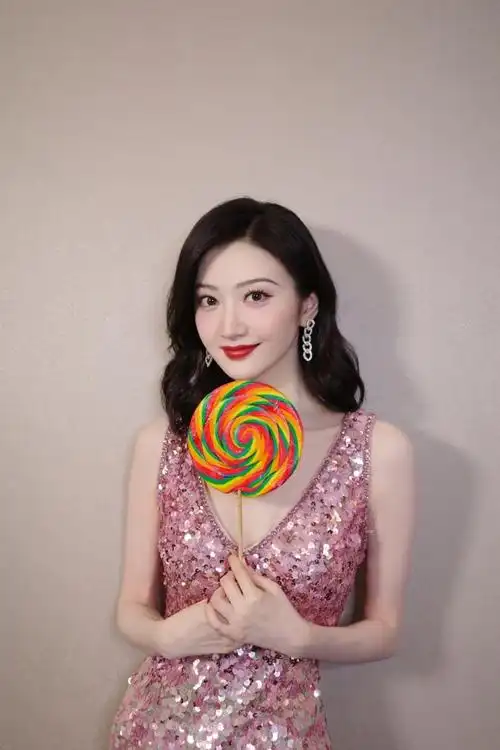 景甜穿粉色亮片裙勾勒好身材 拿棒棒糖卖萌 - 娱乐八卦 - 爱兔网 - 爱