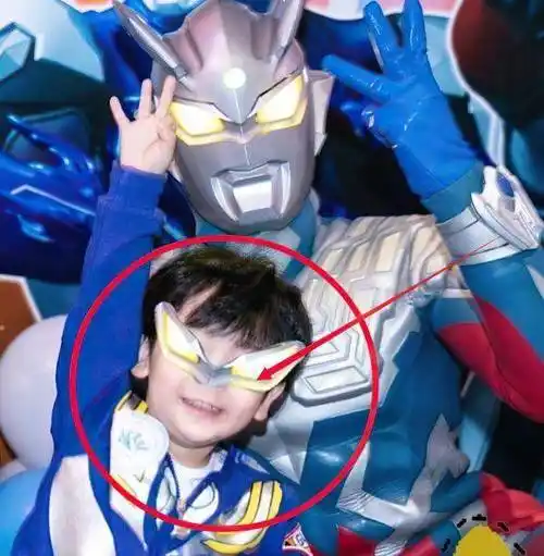 粉丝扒小海绵正脸照,看清后网友言欠她一个道歉_孩子_照片_父母