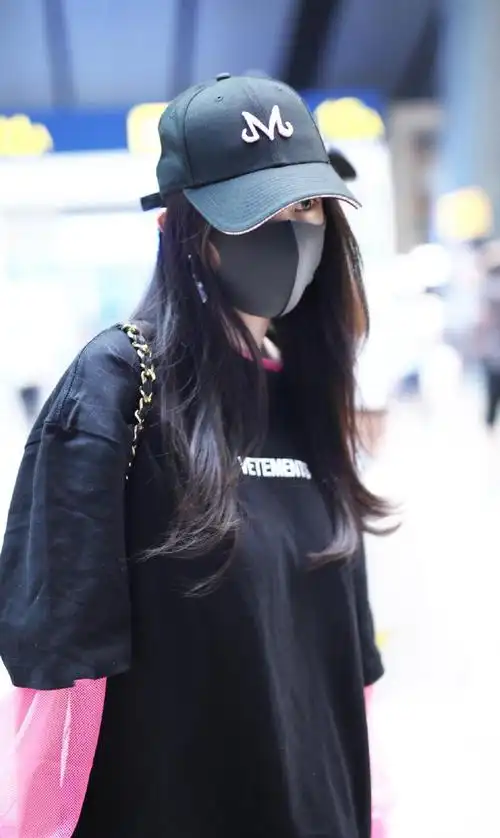 杨幂最新机场照,黑色t恤搭配粉色渔网,下身失踪风,酷中带甜!