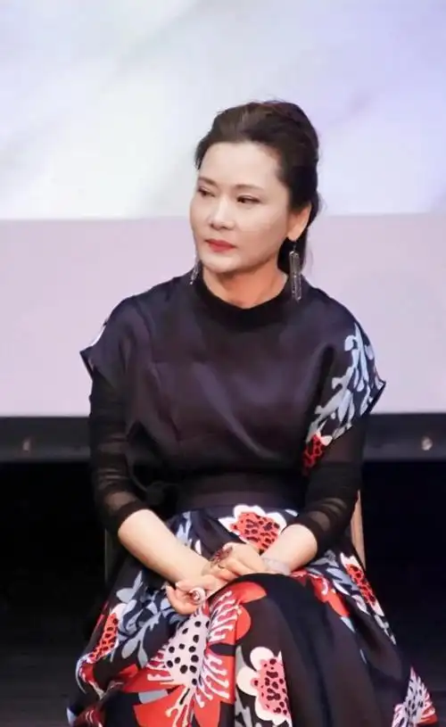 60岁无大妈感何赛飞示范不烫老年头不穿老年装