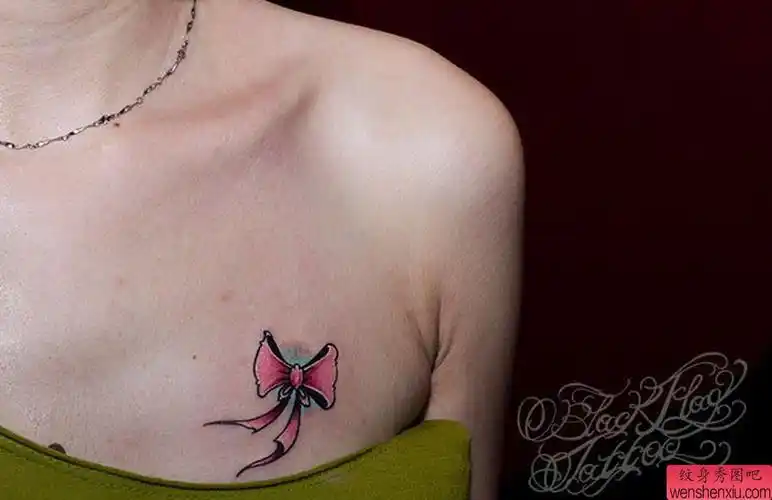 纹身秀图吧推荐一幅前胸蝴蝶结纹身图案