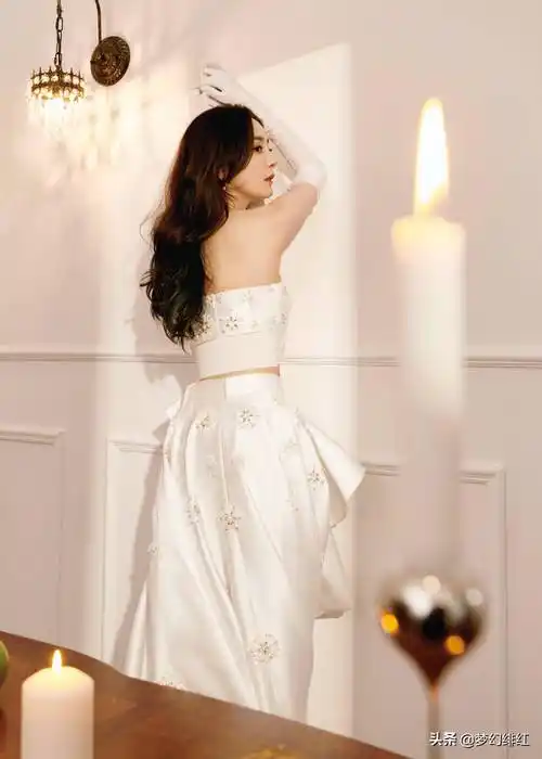 杨幂身穿百花刺绣裙,白色礼服美图写真合集!