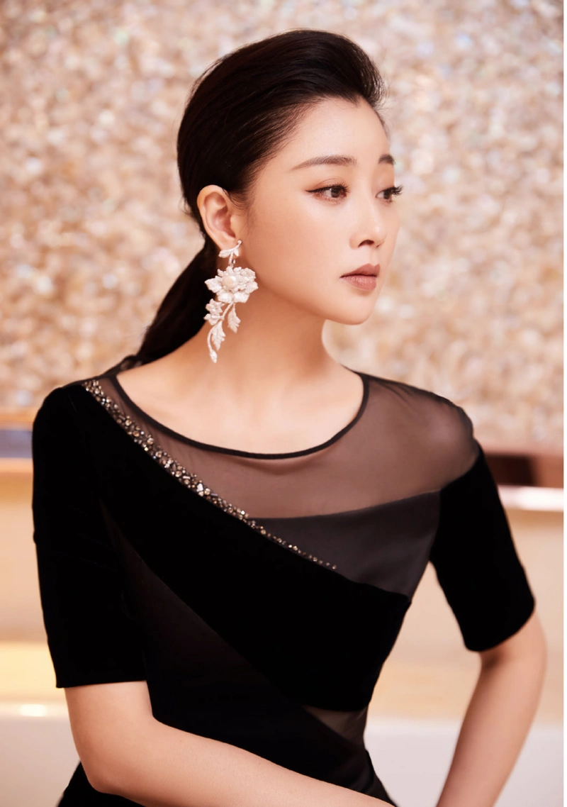 41岁殷桃美得高调一袭微透人鱼裙高级贵气不对称耳环更吸睛