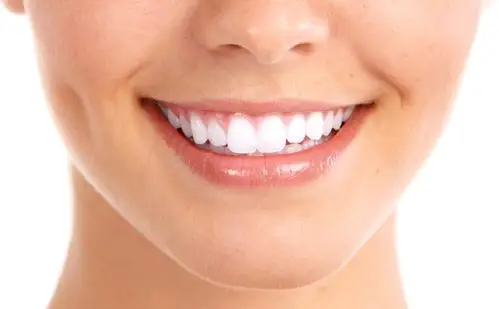 在现实生活中,你也许会有意无意地倾向于相信牙齿整齐的人,因为牙齿