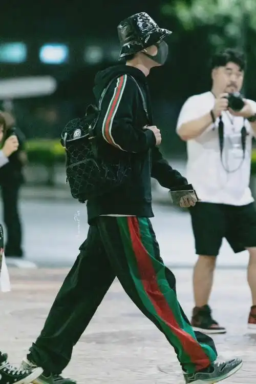 被肖战劈叉式走路帅到了