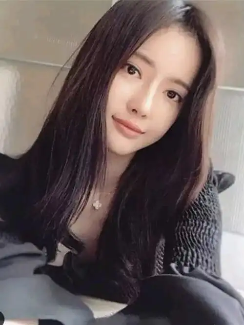 959595最先大家熟悉潘南奎,是因为她被爆花十亿韩元_圈子-新氧