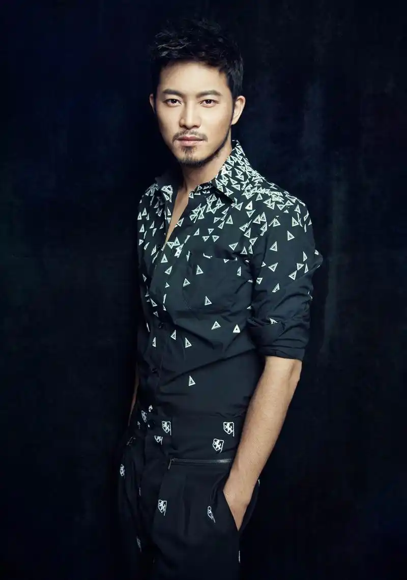 今年喜事不断的沙溢日前拍摄了一组全新写真,刚刚升级为爸爸的他照片