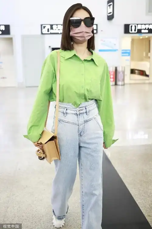 组图:李一桐现身长沙机场 穿绿色衬衫清新靓丽