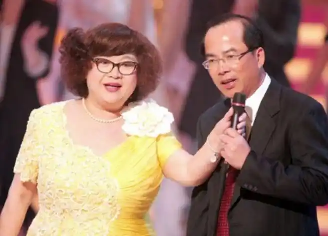 回顾沈殿霞捧红丈夫邓少秋高龄产子被抛弃临终前担心的是女儿