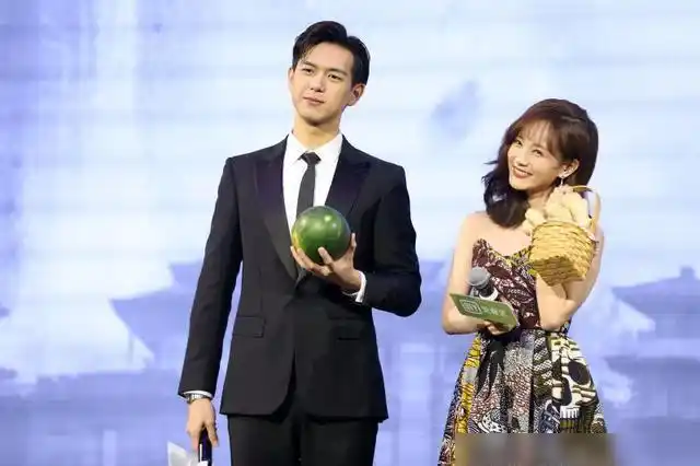 李现出席发布会一袭黑色西装经典帅气同框李一桐登对又养眼