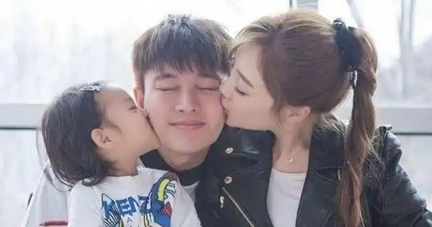 李小璐感情历程蒲巴甲玩到黄体破裂皮几万跟她一起做头发