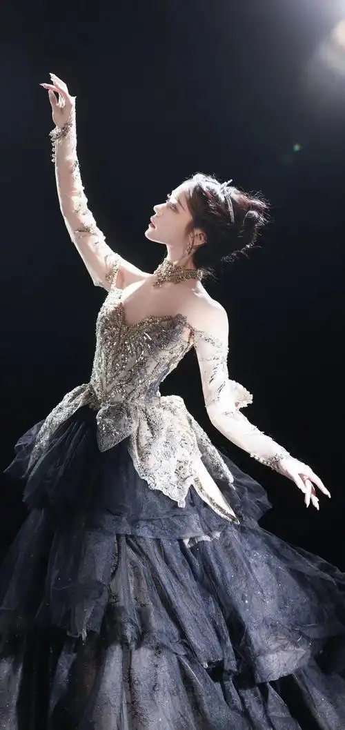 一身华贵礼服的张紫宁