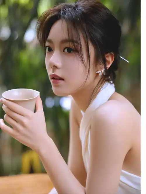 2019年,赵今麦凭借在科幻电影《流浪地球》中饰演韩朵朵,这是她第一次