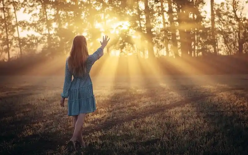 女孩在早上,感觉阳光的照射下,似仙女 壁纸 - 1920x1200