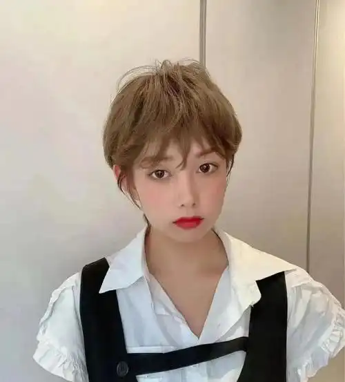 短发女孩们的出现那么就有人适合短发有人适合长发剪发是会让人上瘾的