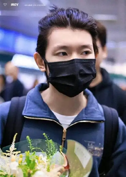 王源戴着黑色口罩,十分谦虚.王源感到轻松.