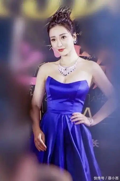 柳岩真是天生尤物穿蓝色抹胸裙亮相这凹凸感着实撩人