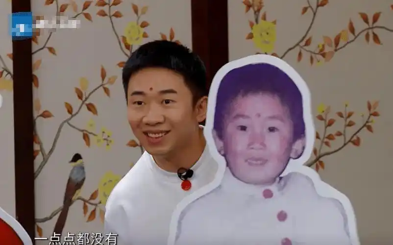 杨迪这张小时候的照片看上去就是妥妥的"假笑男孩",脸上的高原红也是