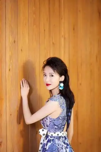 《都挺好》老二媳妇李念,身穿印花连衣裙秀身材,辣妈范儿十足