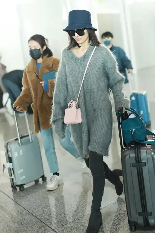 王鸥无需仔细打扮就气场开挂,1件毛衣裙配过膝长靴,满满高级感