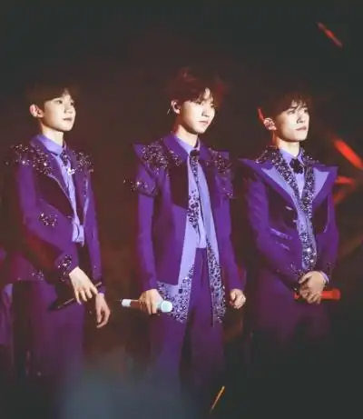 王俊凯新造型太可了!紫色牛仔配"小龙虾"印花衬衫,元气又帅气