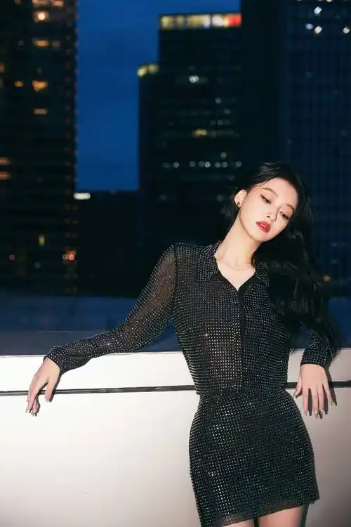 孙怡都市感大片曝光,氤氲光影勾勒曼妙身姿-影圈焦点新闻的专栏