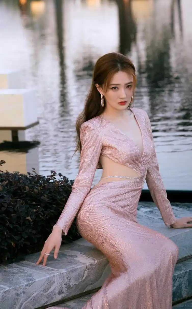 徐璐今日身穿粉色渐变礼服出席红毯 徐璐今日身穿ivanyong粉色渐变
