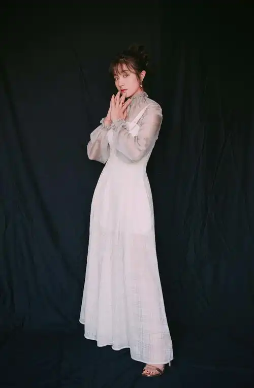 白色高跟美腿玉足图片(李兰迪气质真多变,穿1万9的白色连衣裙,赤脚站