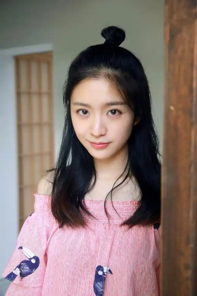 现实中彭豆豆清新美好,拥有0颈纹天鹅颈的她甜美笑容似蜜糖!