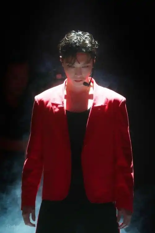 张艺兴点亮微博之夜#出道至今长红了11年的大明星就是要穿红色呀祝