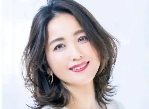 女人45岁后,别留这3款发型,会显得老气又缺乏魅力