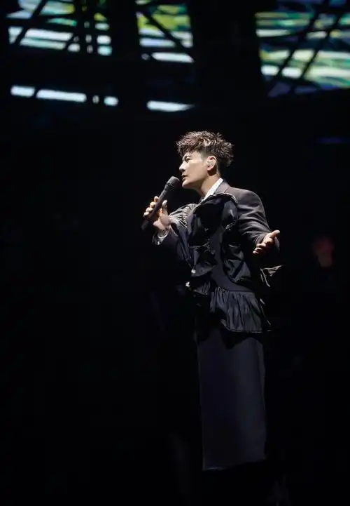 张信哲的《白月光》唱到你心底的梦想与希望