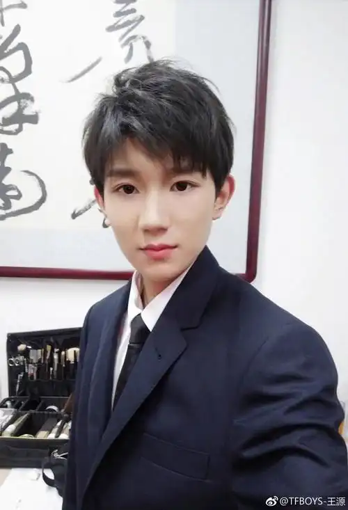 王源的锡纸烫,中分和三七分发型帅呆,打动你的是哪一款发型?