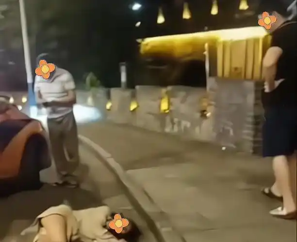 女子穿短裤深夜醉酒躺在下水道口衣衫凌乱呕吐不止一直哭泣