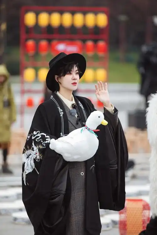 《姐姐》团综西安站路演 郁可唯首唱新歌《寻》_综艺要闻_娱乐频道