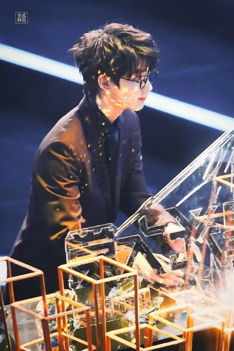 丁程鑫|星光大赏时的帅气小丁,一身黑衣西装,无论从什么角度拍都是