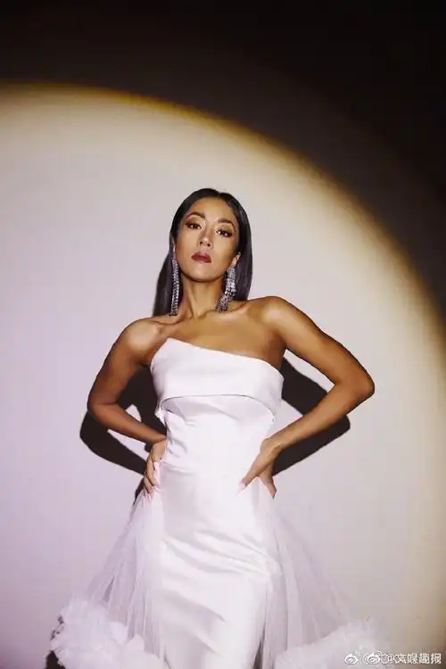 看到这一次杨幂吉克隽逸,宋祖儿三个不同年龄不同风格的艺人穿上同款