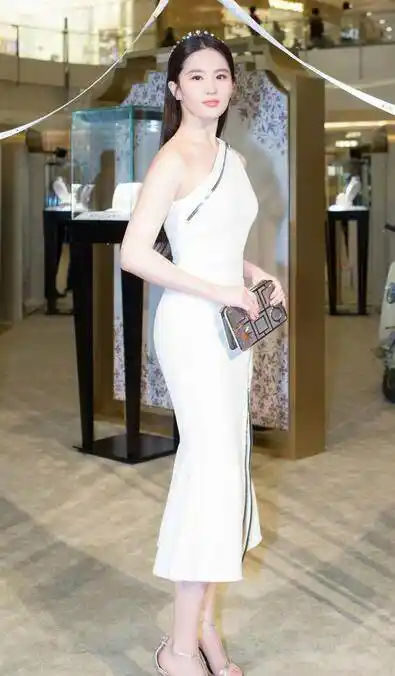 刘亦菲新装亮相,脸圆胳膊粗胖成赵灵儿,网友喊话:女神该减肥了!