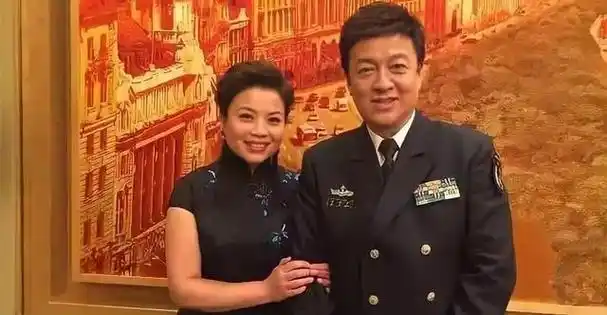 歌手张也:54岁单身无儿无女,却有一位男闺蜜,如今怎么样了?