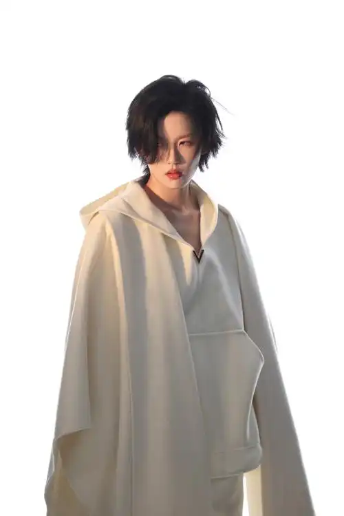 陆柯燃黑白双生大片