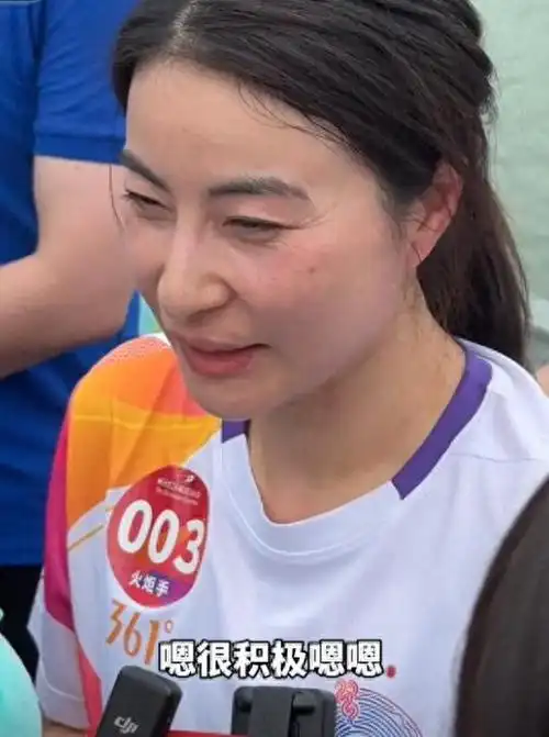 郭晶晶素颜现身活动黑眼圈和皱纹明显怎么看依然受到好评