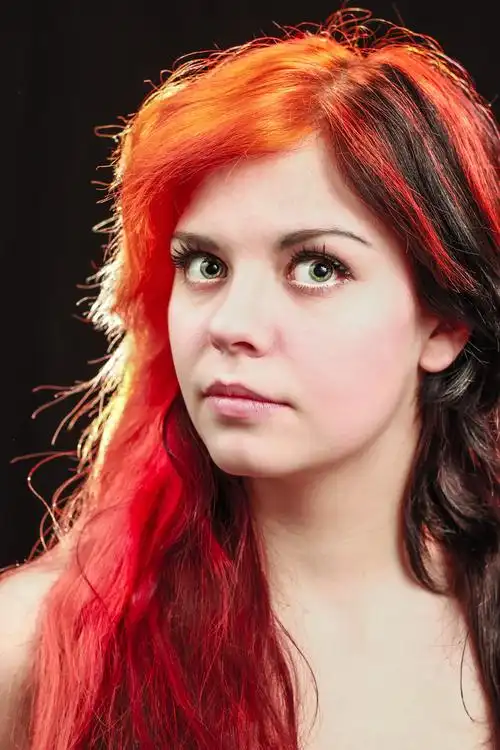 女,小艾美丽的红发彩色的女肖像