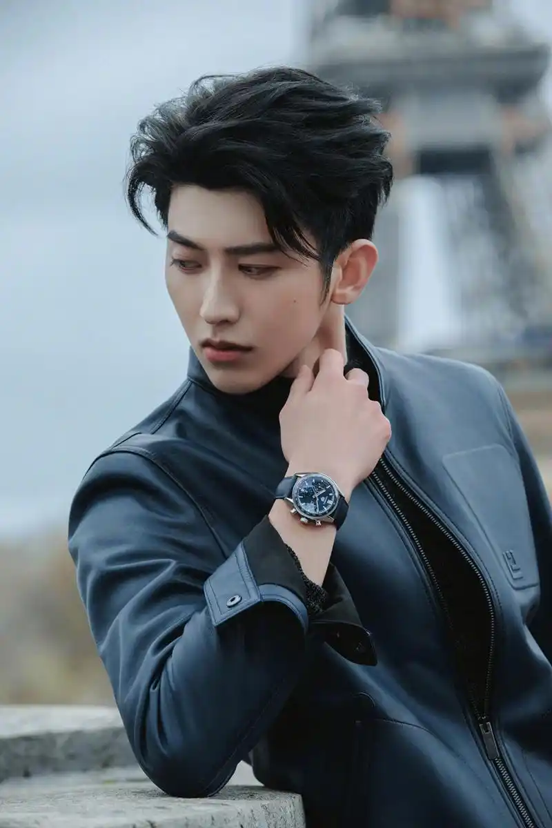 蔡徐坤巴黎行的宣传新图,利落有型的皮衣造型,街头漫步的随性时刻.